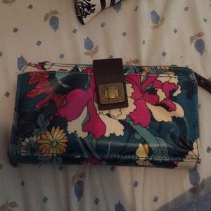 Wallet, has side straps/ purse convertible